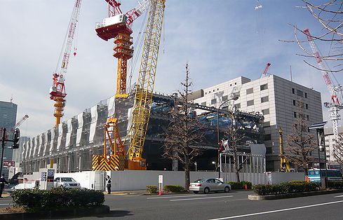 建設途中の衆議院第一議員会館。ダンパー付らしい筋かいが入り、これなら絶対に倒壊はしないだろうと感じました。堅固な造りです。